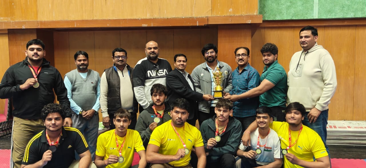 08 एमडीयू में आयोजित वेटलिफ्टिंग प्रतियोगिता में वजन उठाता खिलाड़ी। स्रोत : एमडीयू 08 एमडीयू में आयोजित वेटलिफ्टिंग प्रतियोगिता में वजन उठाता खिलाड़ी। स्रोत : एमडीयू