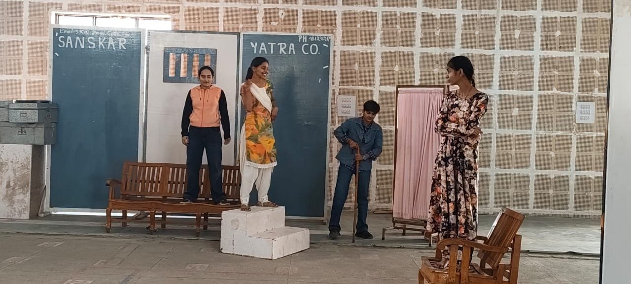 15जेएनडी02 : महाविद्यालय में सांस्कृतिक नृत्य का अभ्यास करती छात्राएं। संवाद 15जेएनडी02 : महाविद्यालय में सांस्कृतिक नृत्य का अभ्यास करती छात्राएं। संवाद