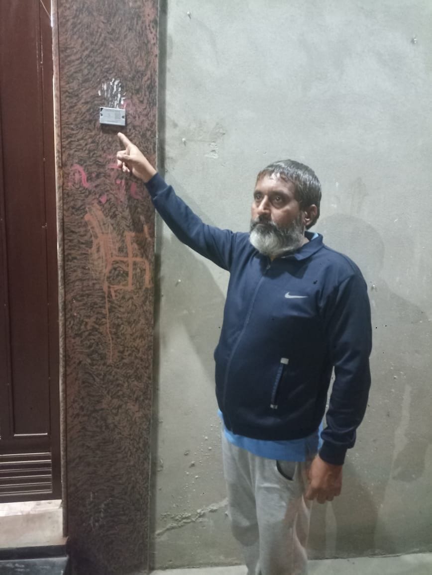 30...शहर के पुराना हाउसिंग बोर्ड काॅलोनी में लगाए आरएफआईडी टैग दिखाते पंकज। संवाद 30...शहर के पुराना हाउसिंग बोर्ड काॅलोनी में लगाए आरएफआईडी टैग दिखाते पंकज। संवाद