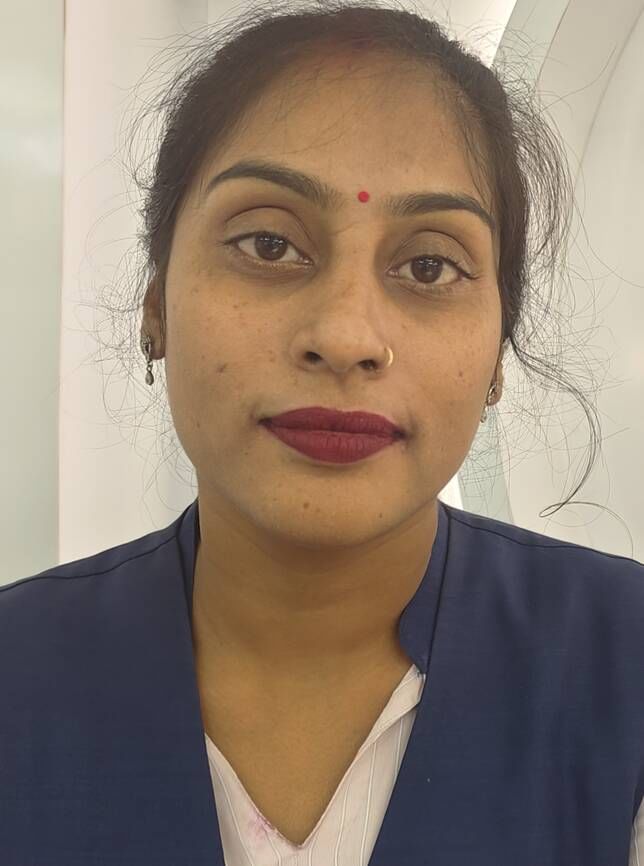 आर्टिफिशियल ज्वैलरी की दुकान पर खरीदारी करती युवतियां। संवाद आर्टिफिशियल ज्वैलरी की दुकान पर खरीदारी करती युवतियां। संवाद