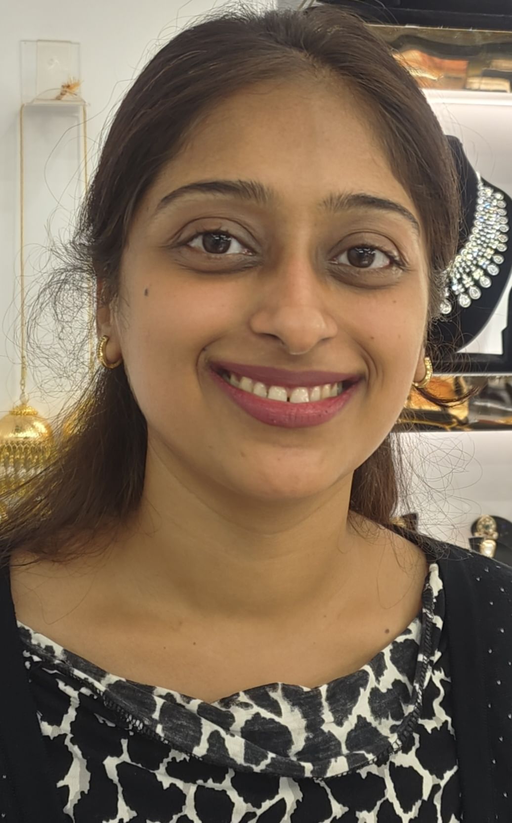 आर्टिफिशियल ज्वैलरी की दुकान पर खरीदारी करती युवतियां। संवाद आर्टिफिशियल ज्वैलरी की दुकान पर खरीदारी करती युवतियां। संवाद