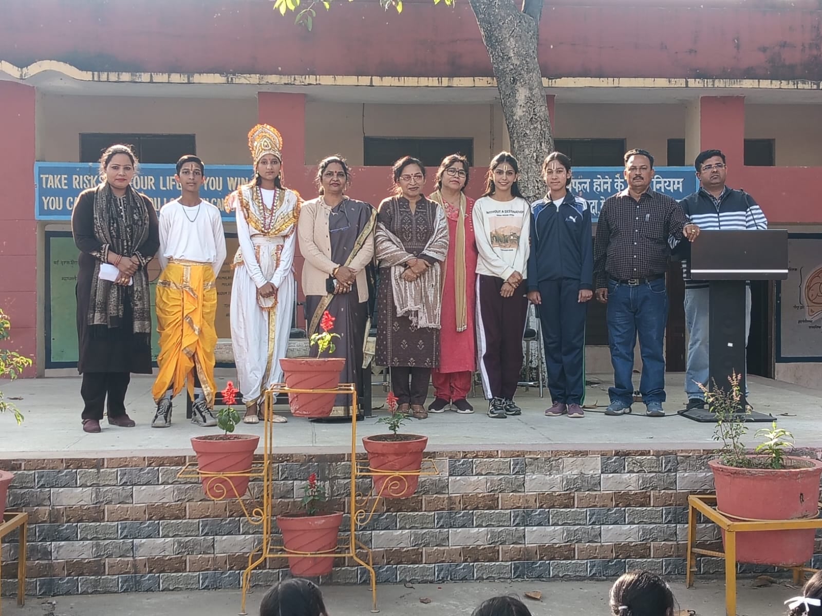 अंबाला छावनी के बब्याल स्थित सरकारी स्कूल में आयोजित कार्यक्रम में प्रस्तुति देते बच्चे। प्रव अंबाला छावनी के बब्याल स्थित सरकारी स्कूल में आयोजित कार्यक्रम में प्रस्तुति देते बच्चे। प्रव
