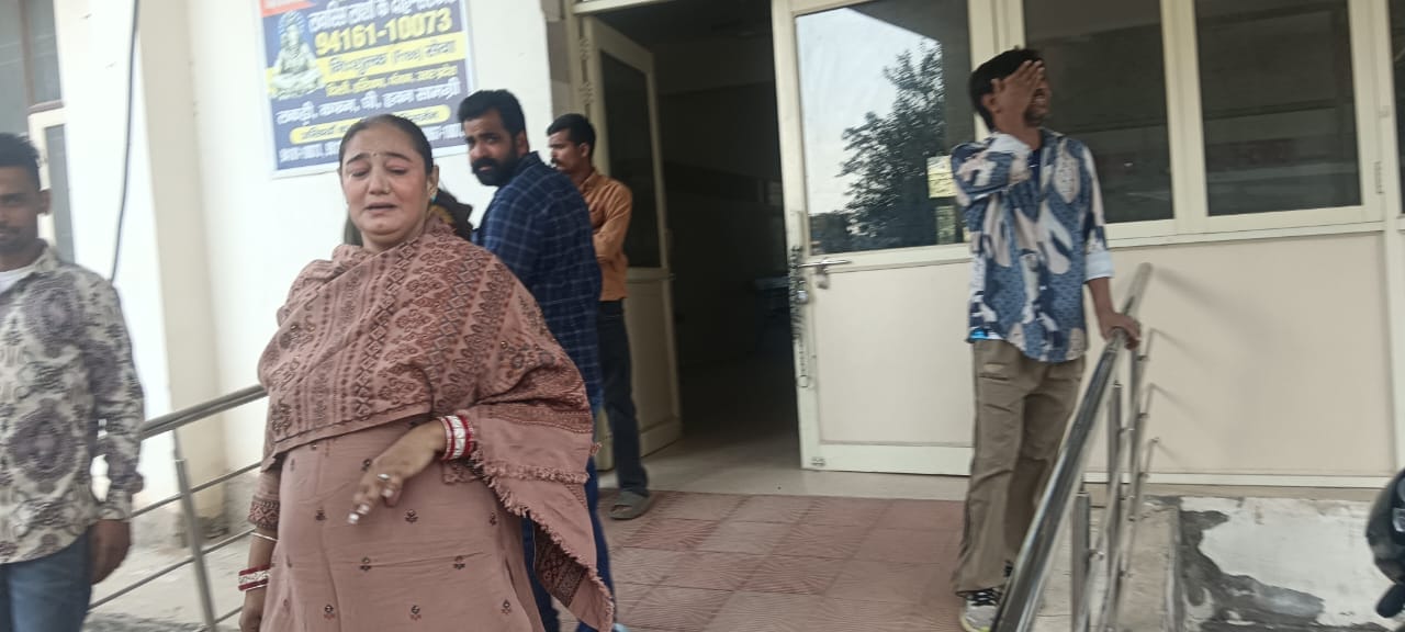अंबाला छावनी के नागरिक अस्तपाल में बच्चे का आधार कार्ड दिखाते परिजन। संवाद अंबाला छावनी के नागरिक अस्तपाल में बच्चे का आधार कार्ड दिखाते परिजन। संवाद