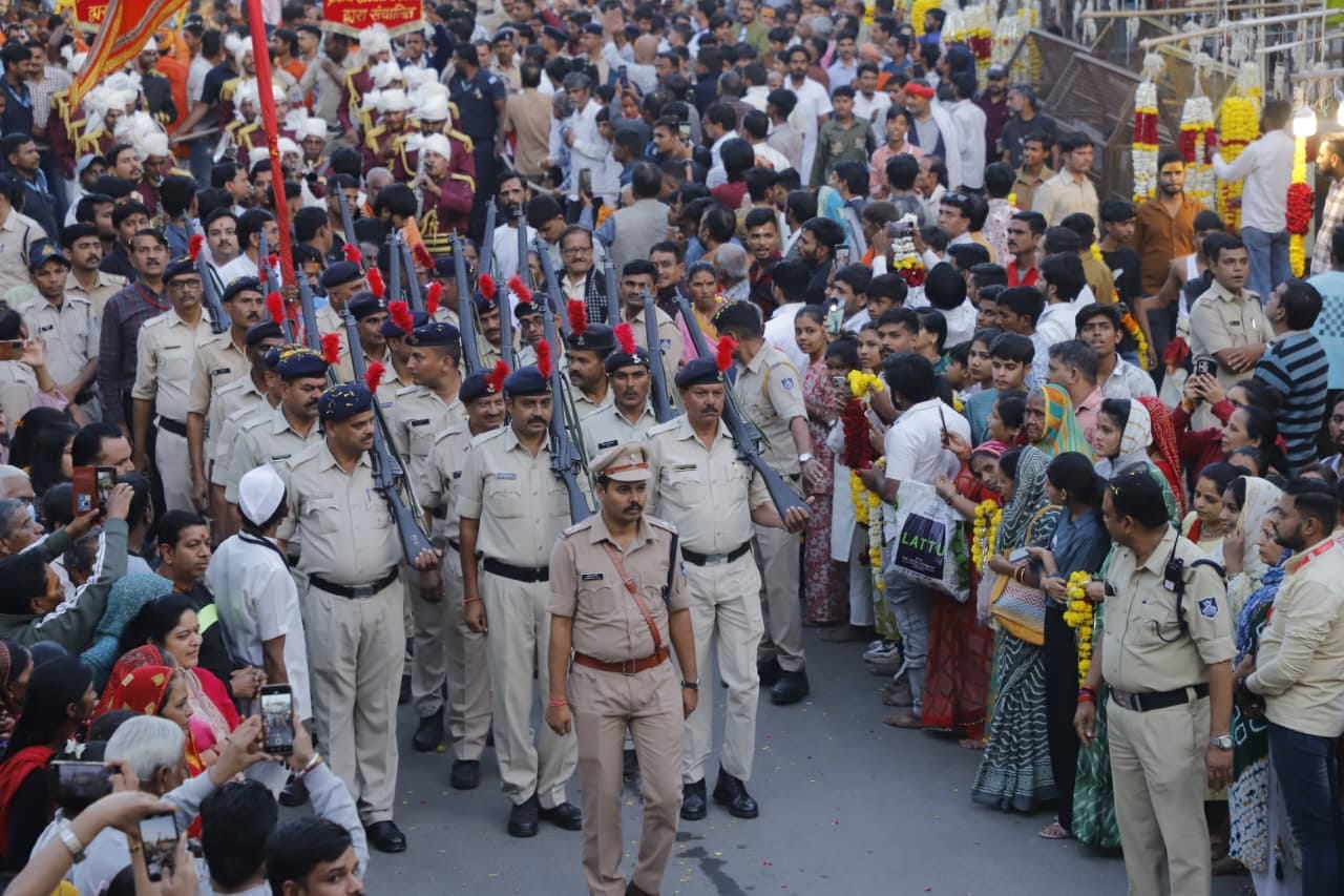 ऐसे निकलेगी सवारी।