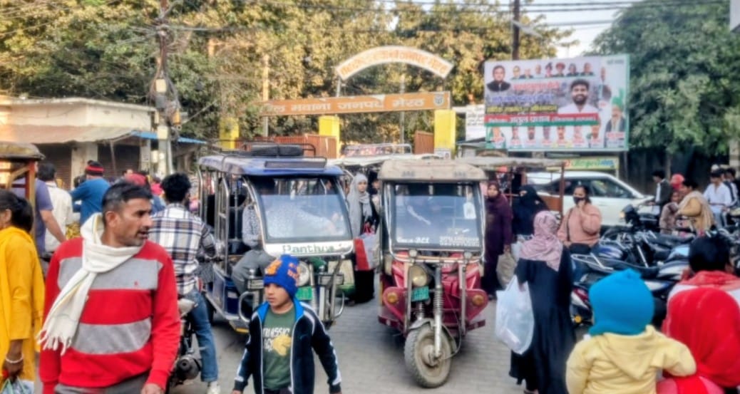 अवैध रुप से लग रही साप्ताहिक पैंठ में सामान बेचते दुकानदार। (मवाना)