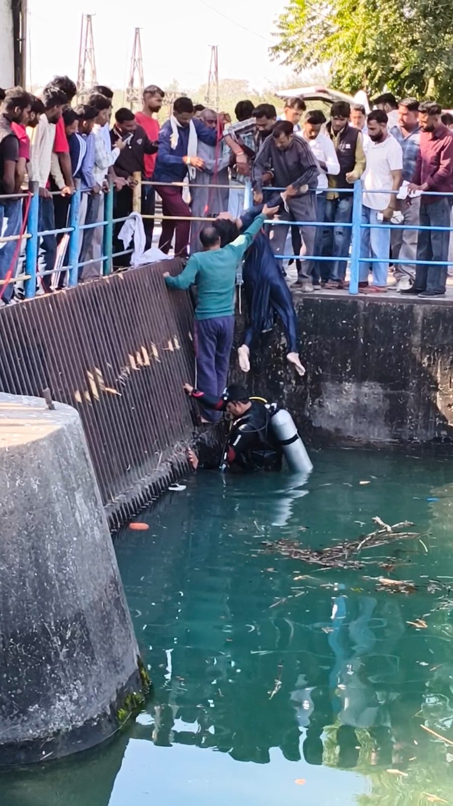बेगमपुर के पास हाइडल लिंक नहर के किनारे जुटी भीड़ संवाद