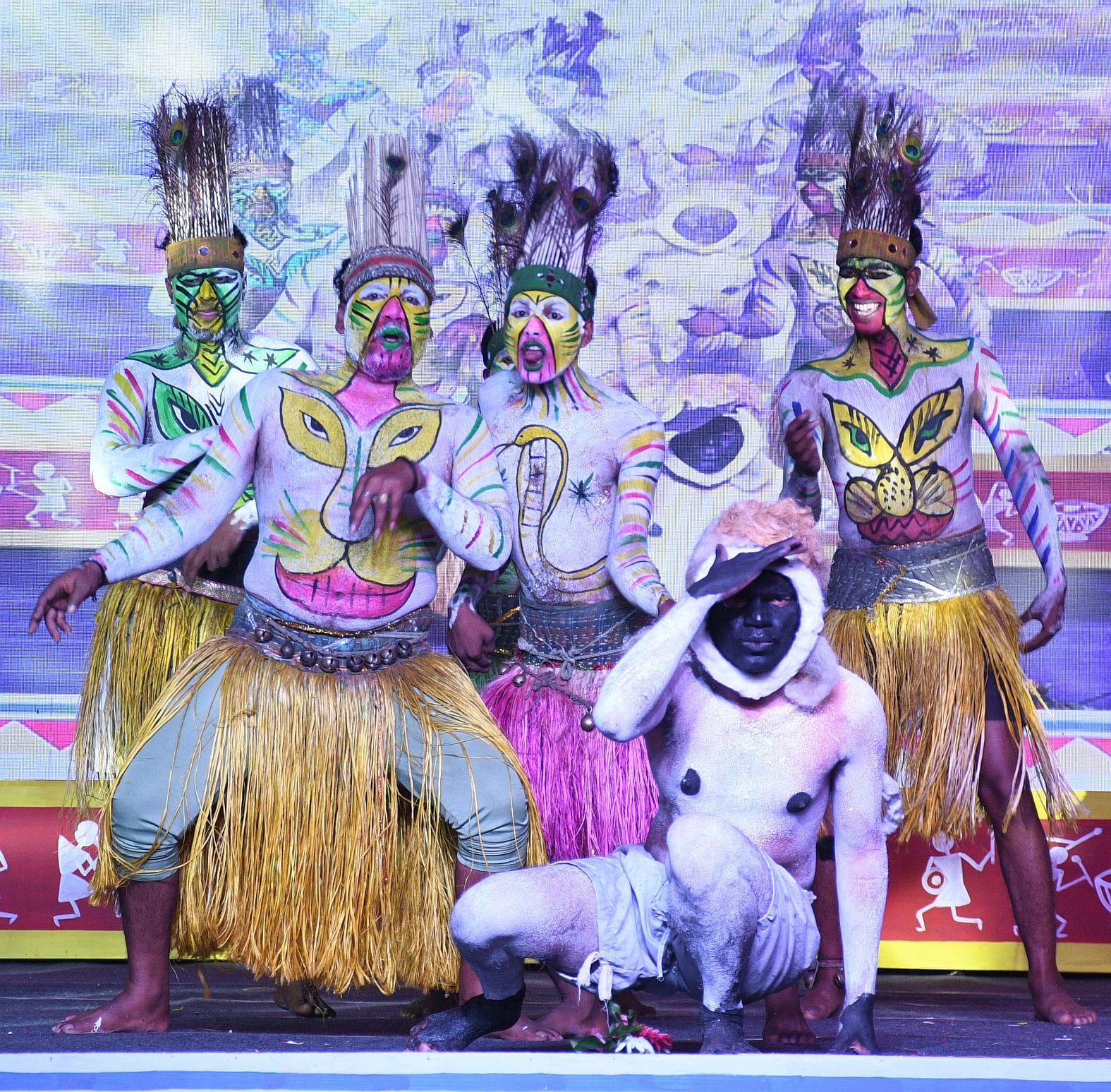 भगवान बिरसा मुंडा की 150वीं जयंती के अवसर पर गोमतीनगर स्थित इंदिरा गांधी प्रतिष्ठान परिसर में ज भगवान बिरसा मुंडा की 150वीं जयंती के अवसर पर गोमतीनगर स्थित इंदिरा गांधी प्रतिष्ठान परिसर में ज
