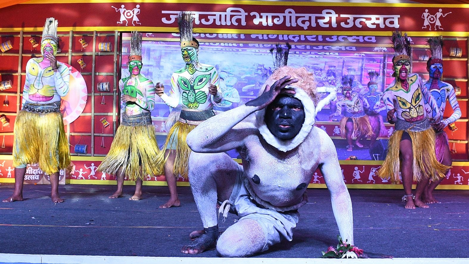 भगवान बिरसा मुंडा की 150वीं जयंती के अवसर पर गोमतीनगर स्थित इंदिरा गांधी प्रतिष्ठान परिसर में ज भगवान बिरसा मुंडा की 150वीं जयंती के अवसर पर गोमतीनगर स्थित इंदिरा गांधी प्रतिष्ठान परिसर में ज