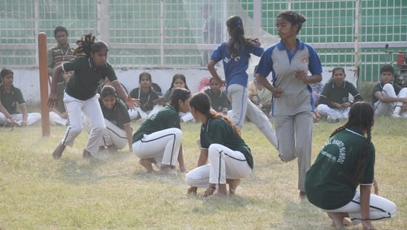भूले-बिसरे खेलों में भाग लेते प्रतिभागी और मंत्री। भूले-बिसरे खेलों में भाग लेते प्रतिभागी और मंत्री।