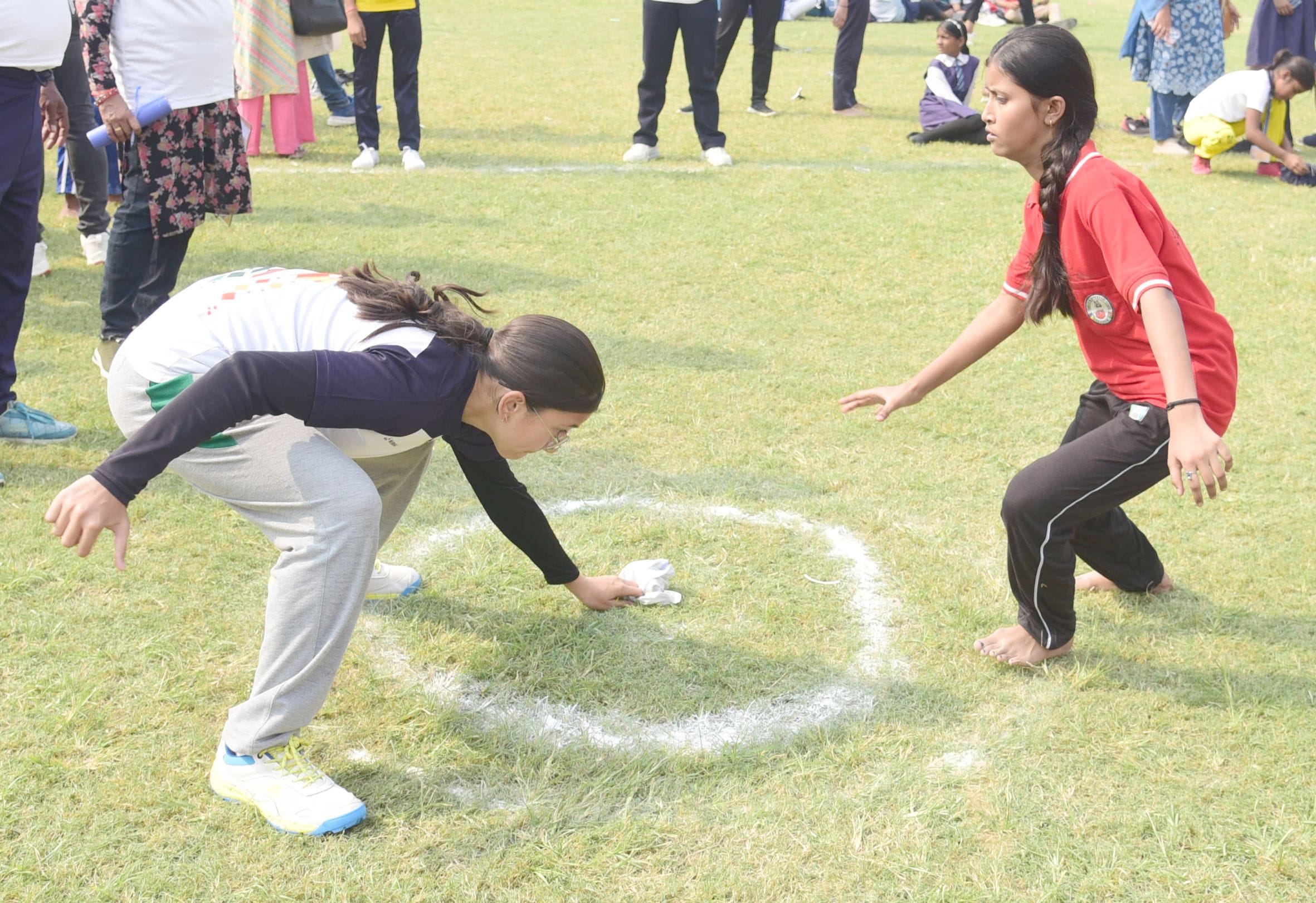 भूले-बिसरे खेलों में भाग लेते प्रतिभागी और मंत्री।