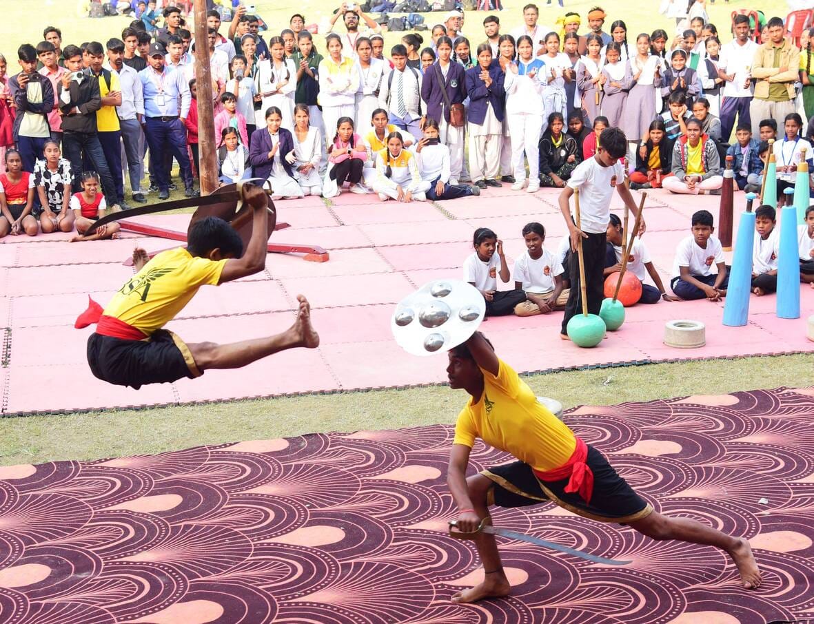भूले-बिसरे खेलों में भाग लेते प्रतिभागी और मंत्री।