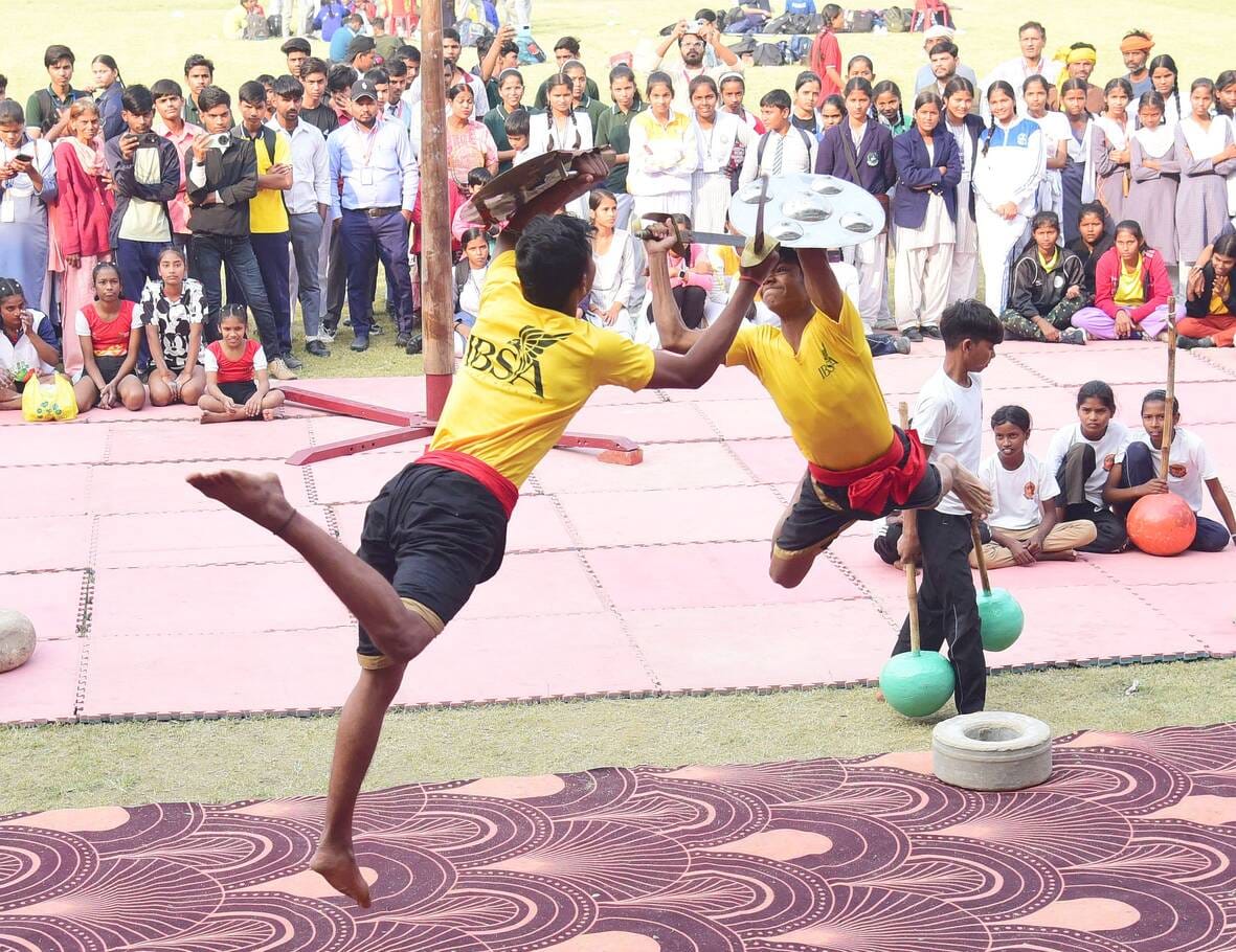 भूले-बिसरे खेलों में भाग लेते प्रतिभागी और मंत्री।