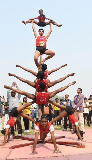 भूले-बिसरे खेलों में भाग लेते प्रतिभागी और मंत्री।