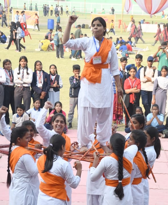 भूले-बिसरे खेलों में भाग लेते प्रतिभागी और मंत्री।