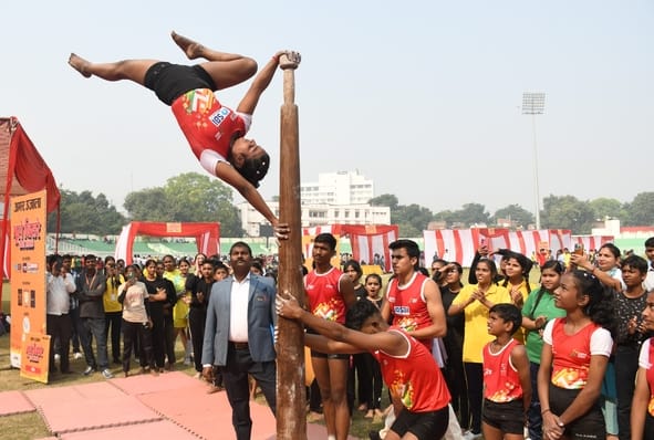 भूले-बिसरे खेलों में भाग लेते प्रतिभागी और मंत्री।