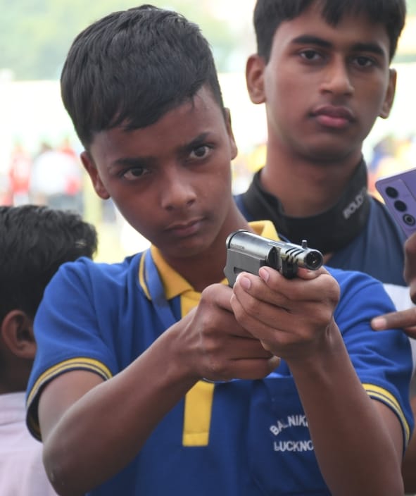 भूले-बिसरे खेलों में भाग लेते प्रतिभागी और मंत्री।