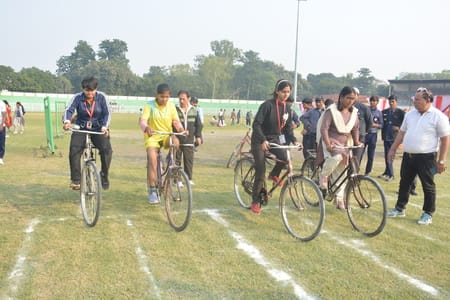 भूले-बिसरे खेलों में भाग लेते प्रतिभागी और मंत्री।