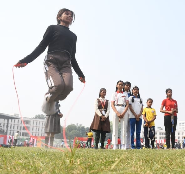 भूले-बिसरे खेलों में भाग लेते प्रतिभागी और मंत्री।