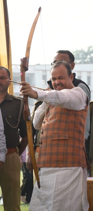 भूले-बिसरे खेलों में भाग लेते प्रतिभागी और मंत्री। भूले-बिसरे खेलों में भाग लेते प्रतिभागी और मंत्री।