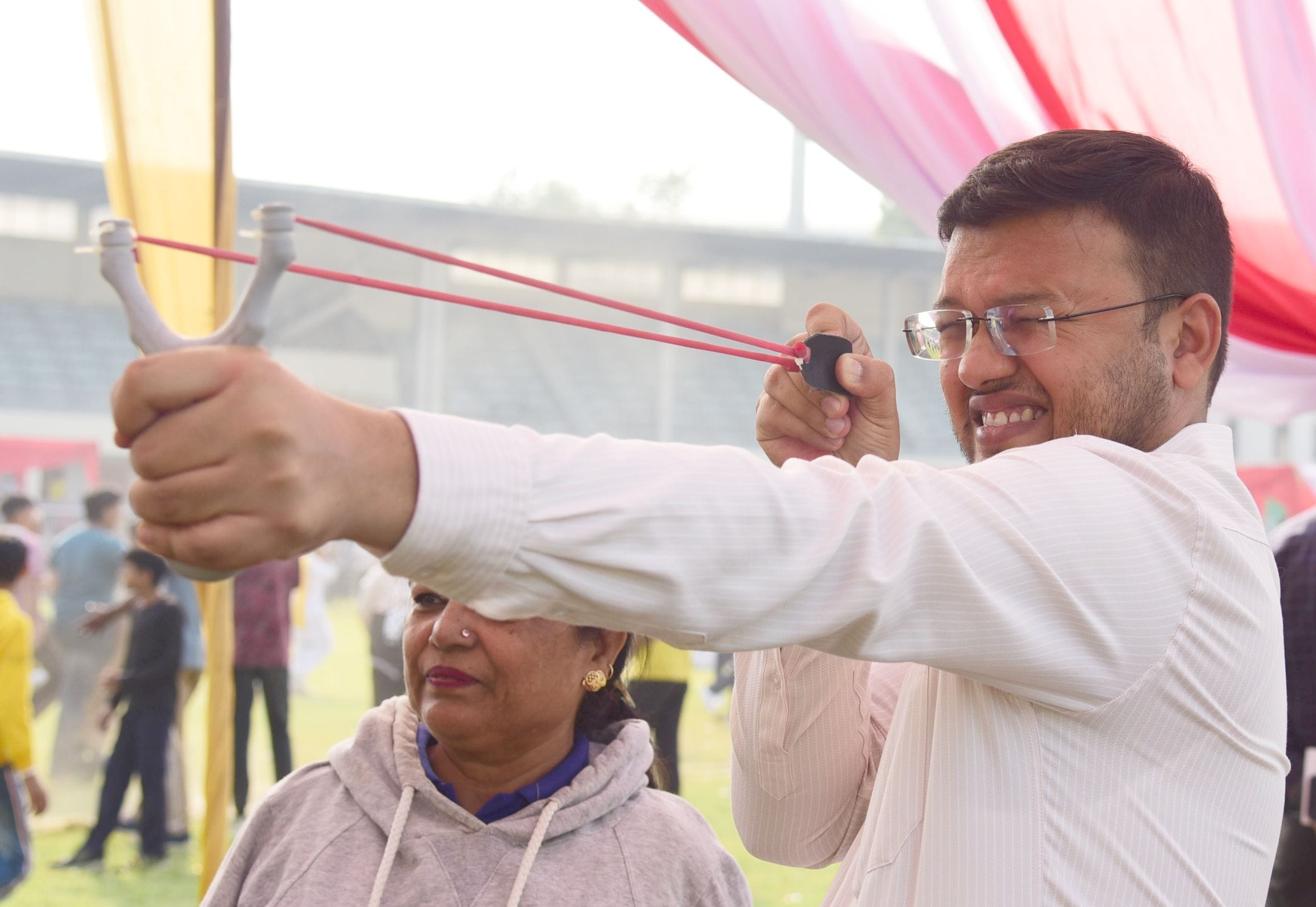 भूले-बिसरे खेलों में भाग लेते प्रतिभागी और मंत्री।