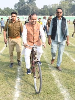भूले-बिसरे खेलों में भाग लेते प्रतिभागी और मंत्री।