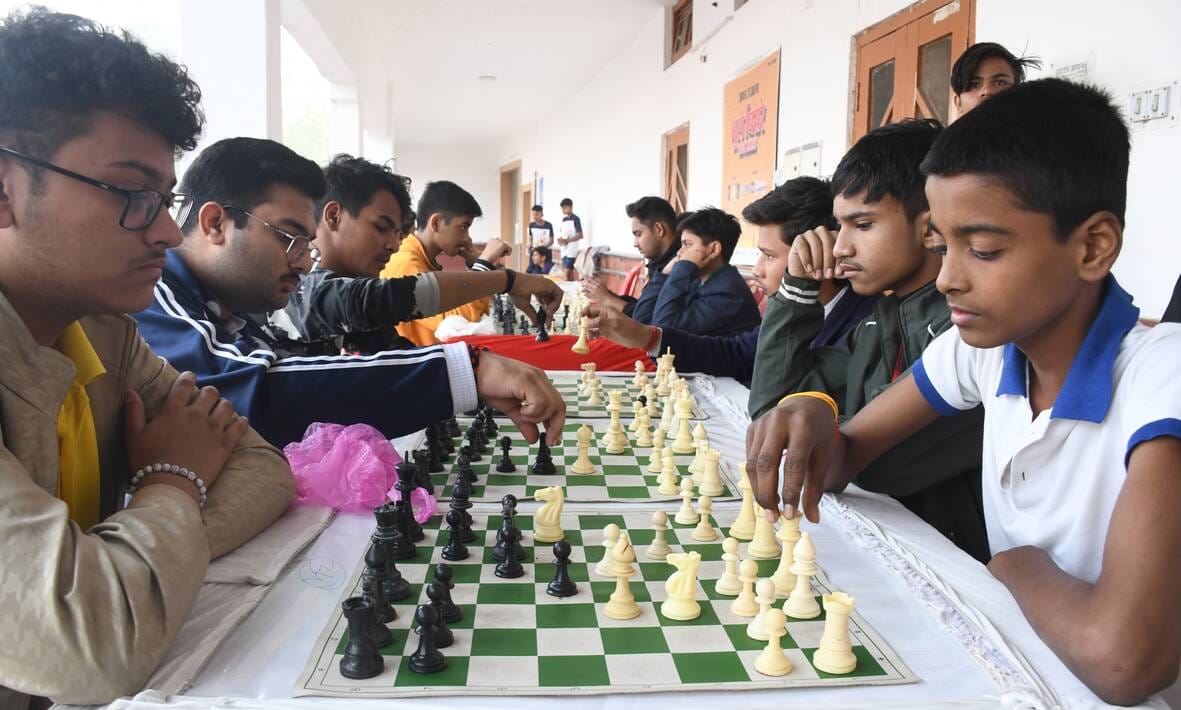भूले-बिसरे खेलों में भाग लेते प्रतिभागी और मंत्री।