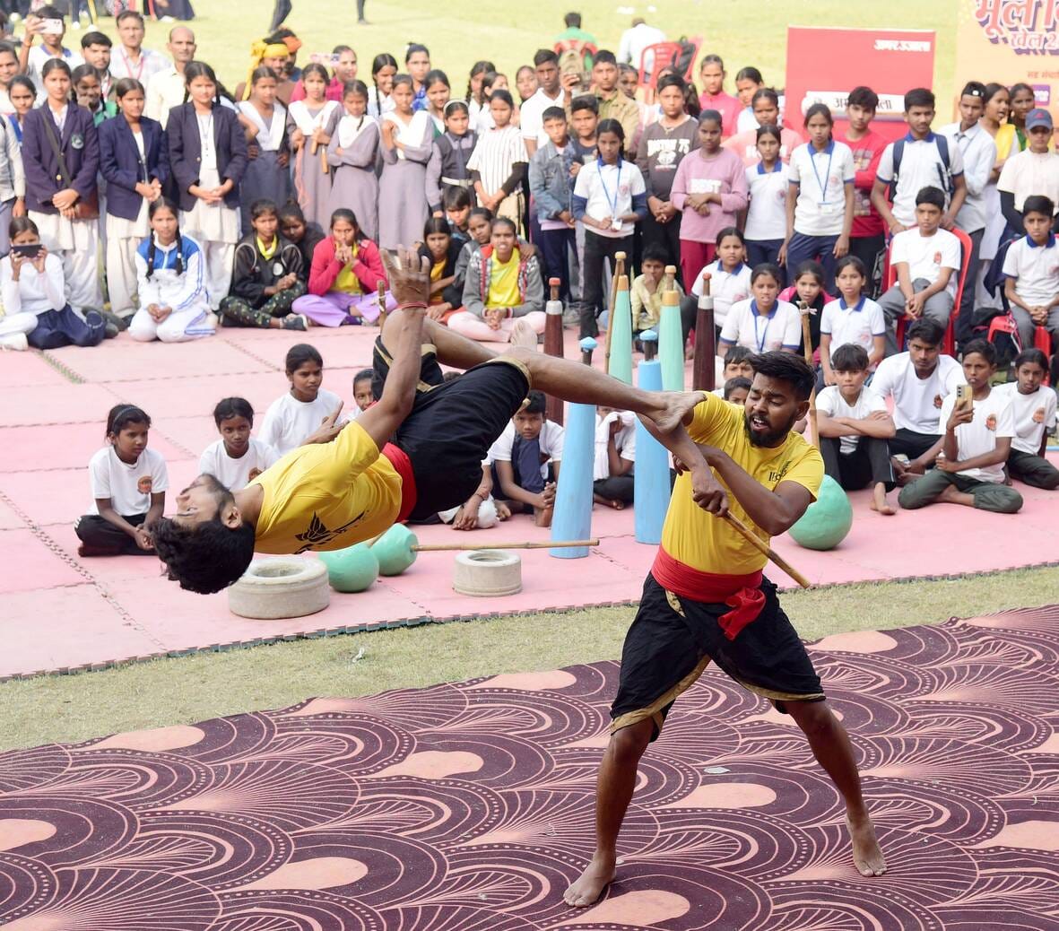 भूले-बिसरे खेलों में भाग लेते प्रतिभागी और मंत्री।