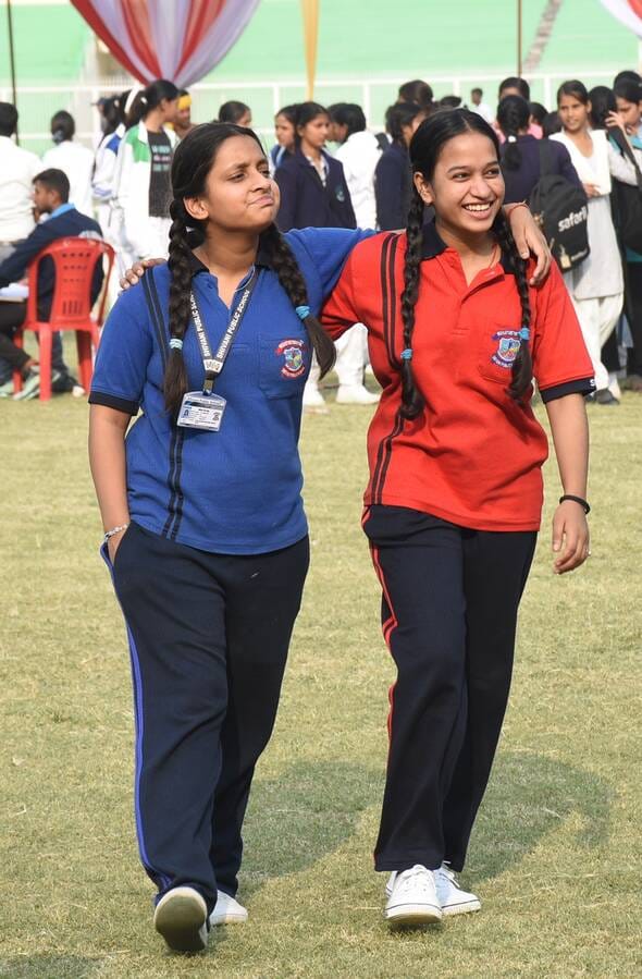 भूले-बिसरे खेलों में भाग लेते प्रतिभागी और मंत्री।