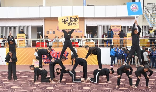 भूले-बिसरे खेलों में भाग लेते प्रतिभागी और मंत्री।