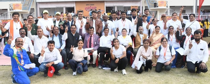 भूले-बिसरे खेलों में भाग लेते प्रतिभागी और मंत्री।