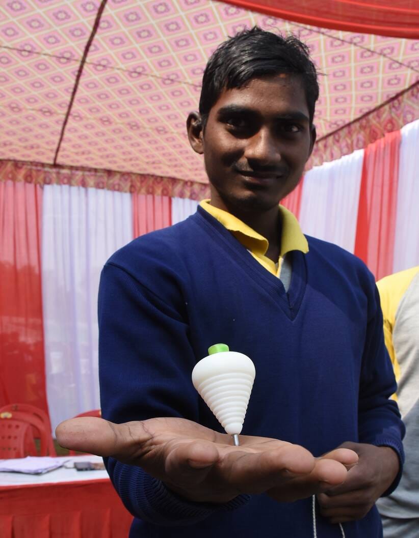 भूले-बिसरे खेलों में भाग लेते प्रतिभागी और मंत्री।