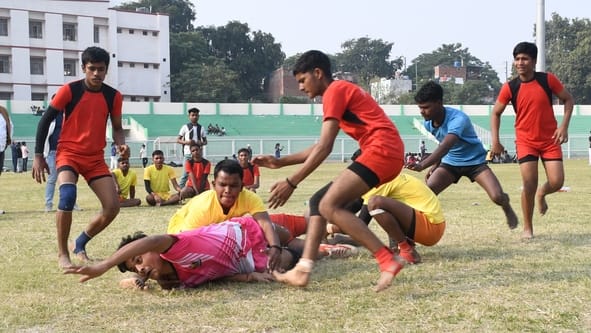 भूले-बिसरे खेलों में भाग लेते प्रतिभागी और मंत्री।