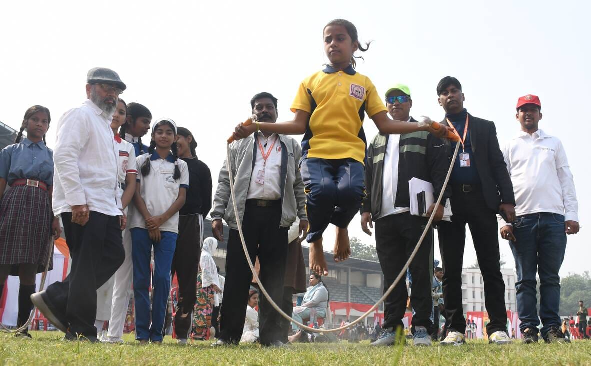 भूले-बिसरे खेलों में भाग लेते प्रतिभागी और मंत्री।