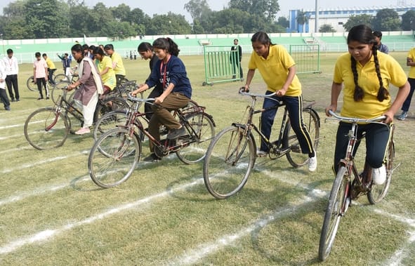 भूले-बिसरे खेलों में भाग लेते प्रतिभागी और मंत्री।