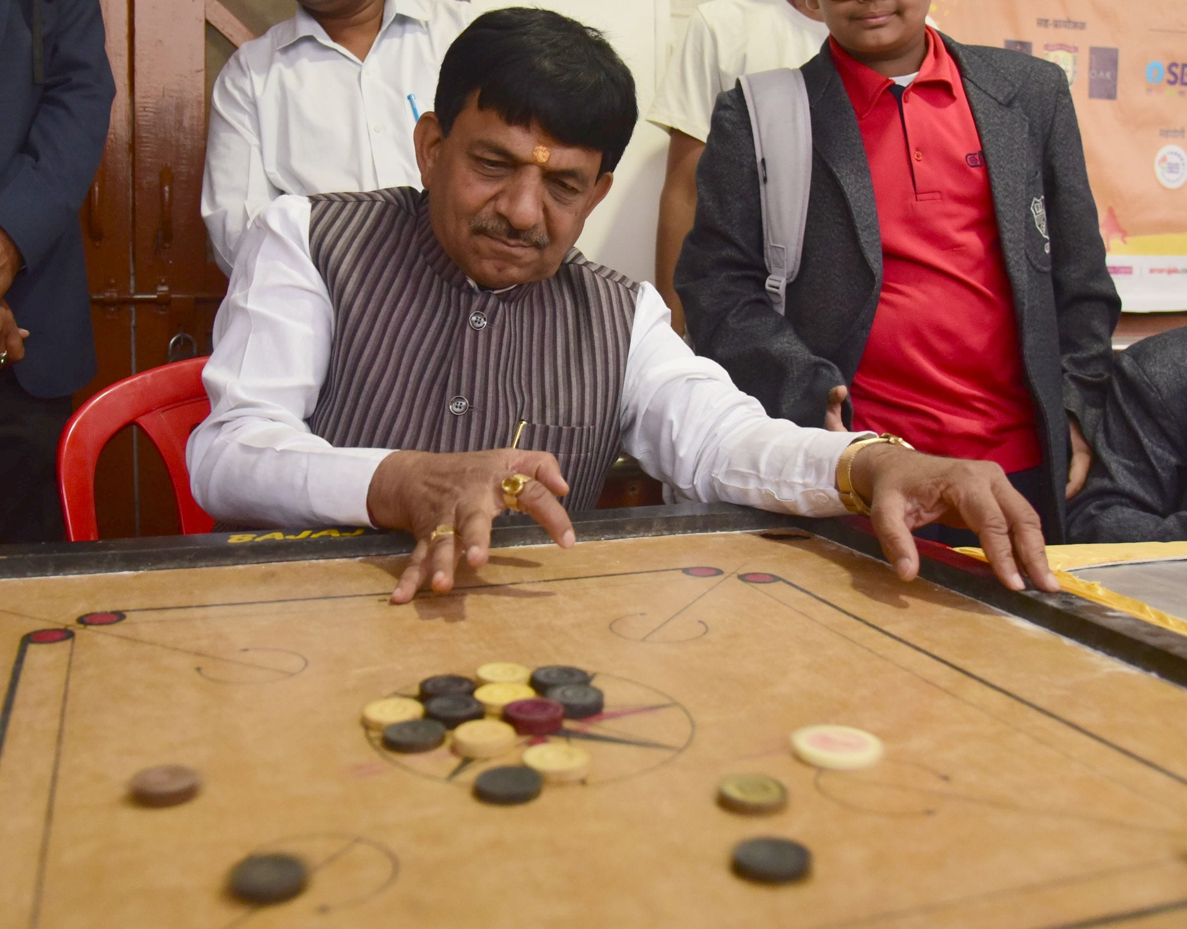 भूले-बिसरे खेलों में भाग लेते प्रतिभागी और मंत्री।