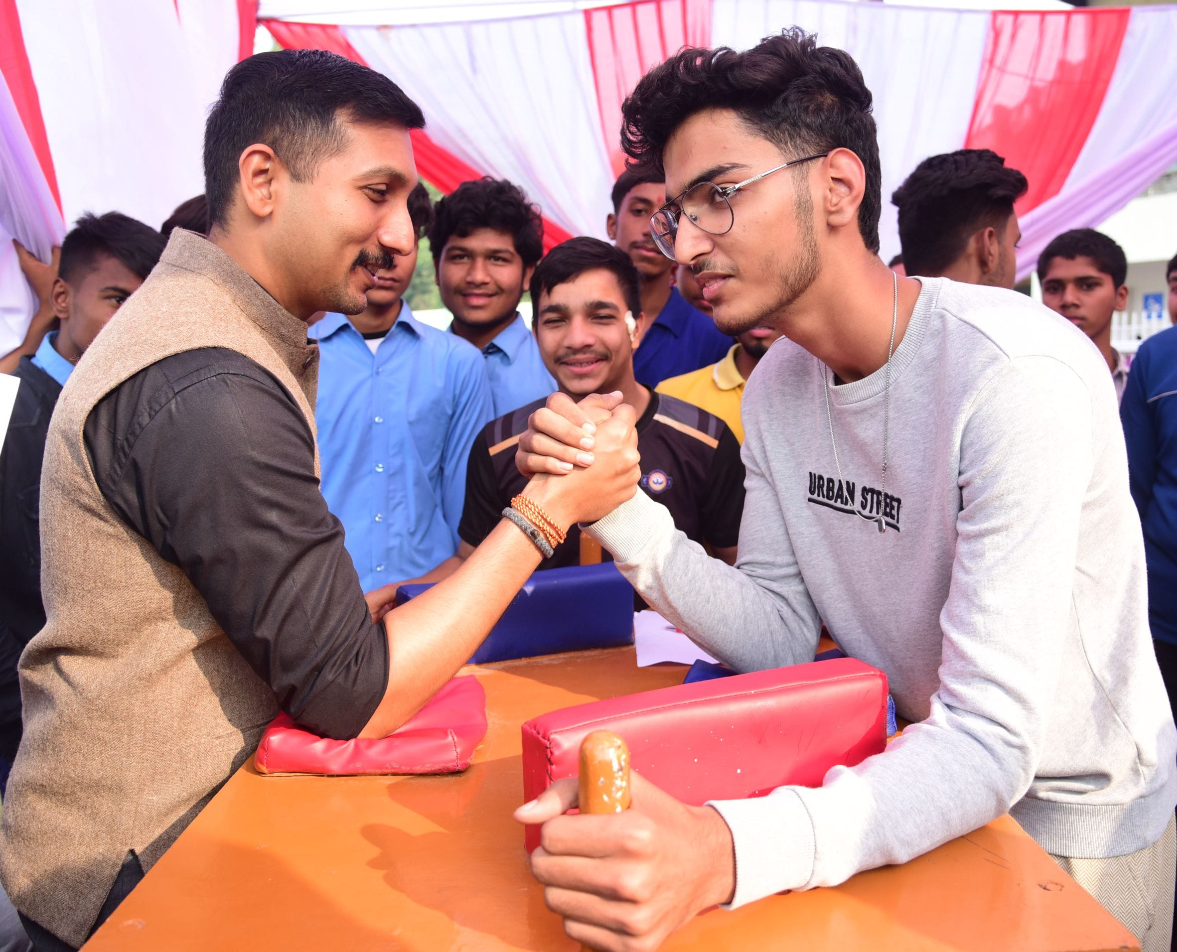 भूले-बिसरे खेलों में भाग लेते प्रतिभागी और मंत्री।