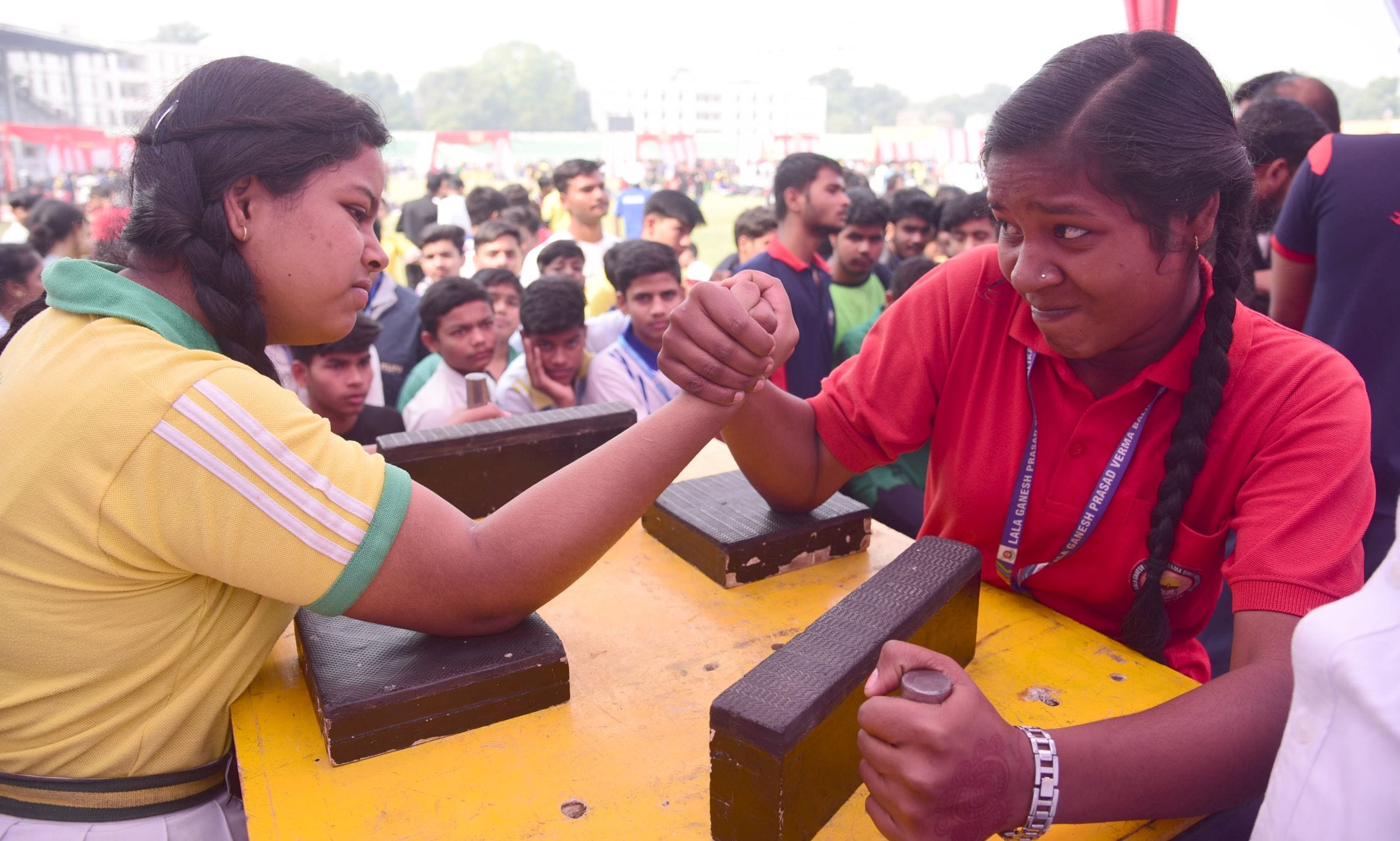 भूले-बिसरे खेलों में भाग लेते प्रतिभागी और मंत्री।
