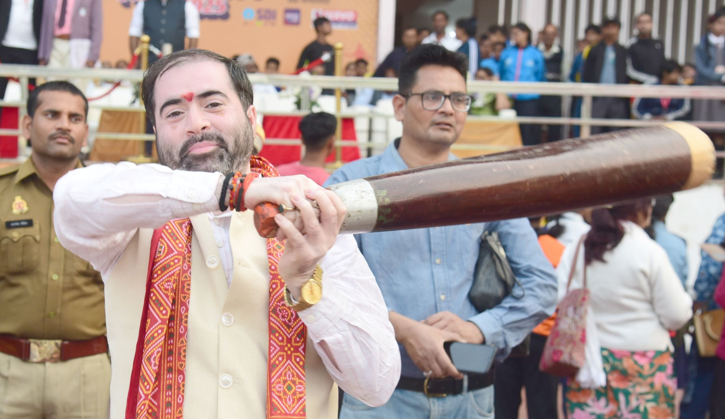 भूले-बिसरे खेलों में भाग लेते प्रतिभागी और मंत्री।