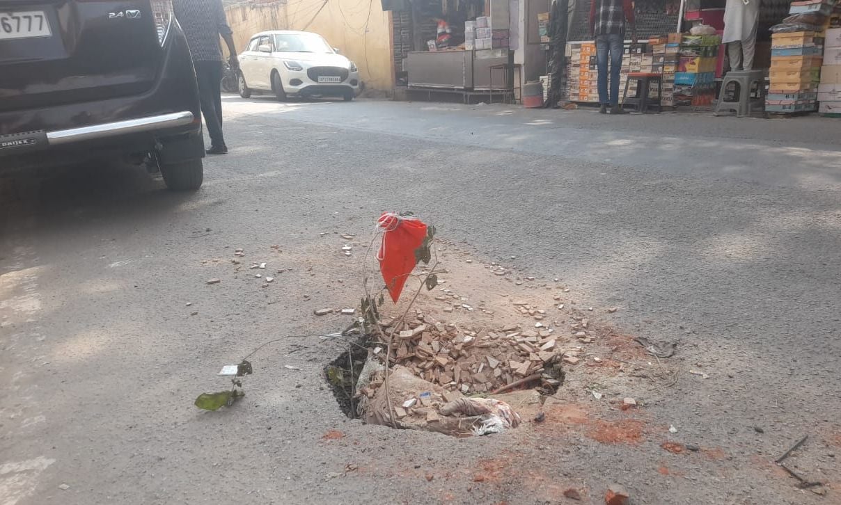 बहादुरगंज जेल रोड पर सड़क उखड़ने से हुआ गड्ढा। संवाद