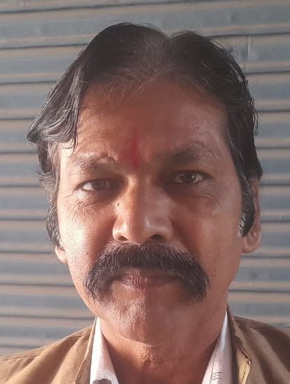 बहादुरगंज जेल रोड पर सड़क उखड़ने से हुआ गड्ढा। संवाद