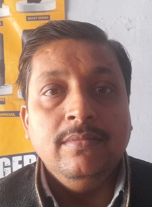 बहादुरगंज जेल रोड पर सड़क उखड़ने से हुआ गड्ढा। संवाद