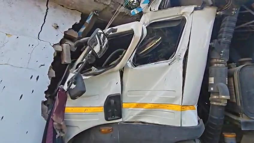 बल्लूपुर - पांवटा राष्ट्रीय राजमार्ग मकान की दीवार तोड़ कर दी सर घुसा डंपर। स्रोत: जागरूक पाठक बल्लूपुर - पांवटा राष्ट्रीय राजमार्ग मकान की दीवार तोड़ कर दी सर घुसा डंपर। स्रोत: जागरूक पाठक