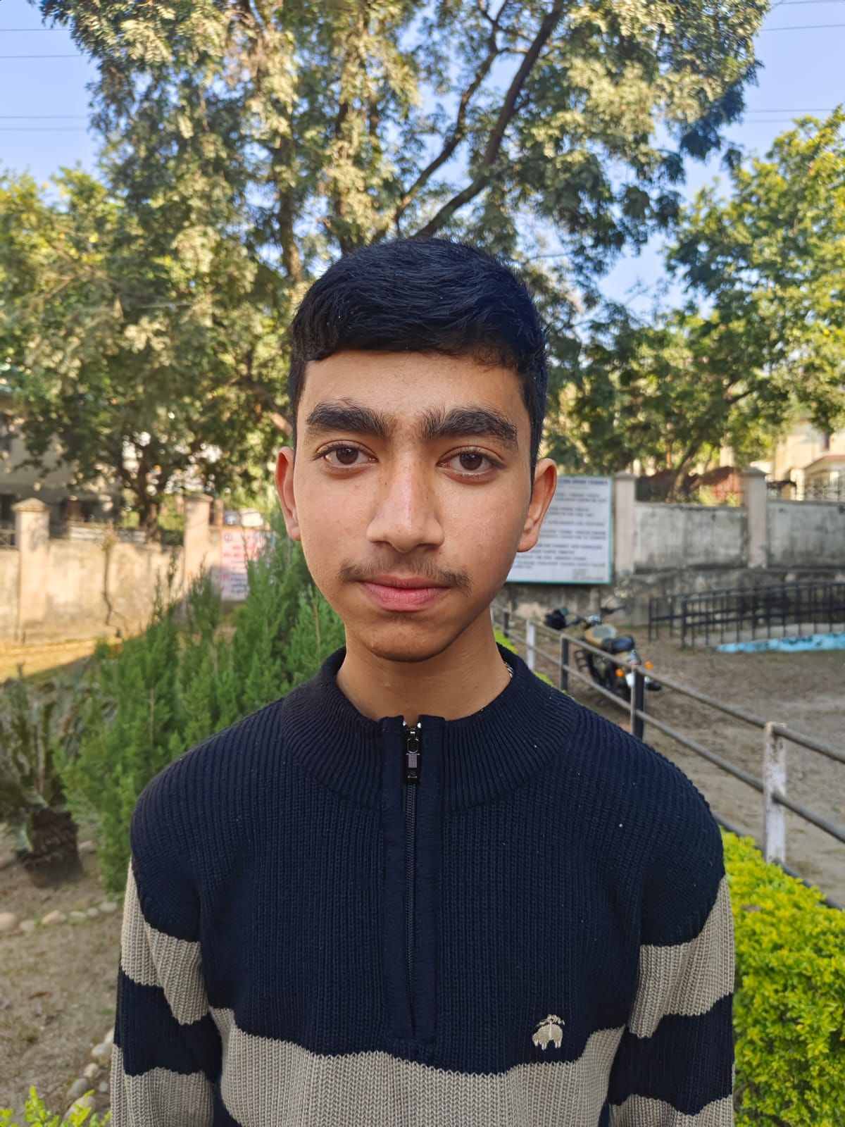 बिलासपुर कॉलेज में अतुल माहेश्वरी परीक्षा देते बच्चे। संवाद बिलासपुर कॉलेज में अतुल माहेश्वरी परीक्षा देते बच्चे। संवाद