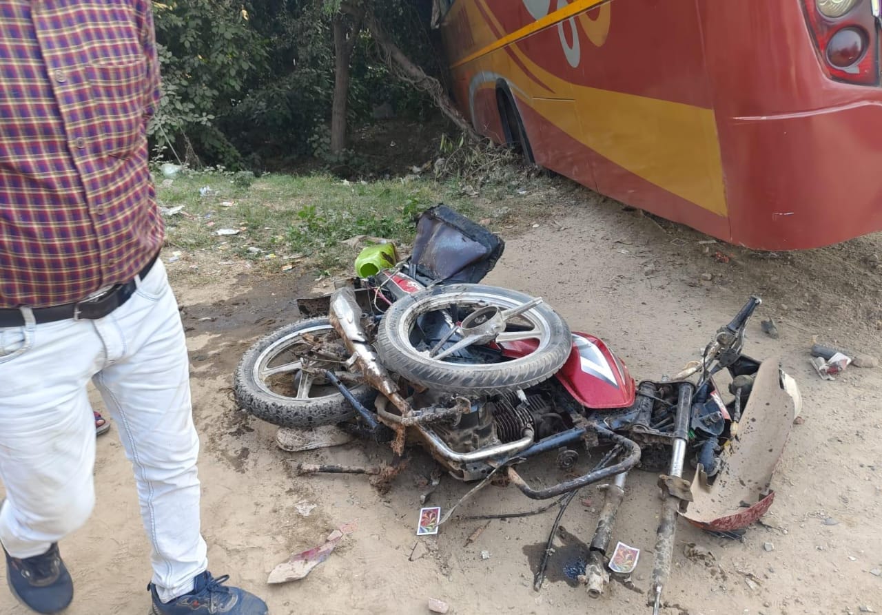 बस की चपेट में आने से घायल हुआ रिंकू,मौके पर मौजूद लोगों की भीड़ बस की चपेट में आने से घायल हुआ रिंकू,मौके पर मौजूद लोगों की भीड़