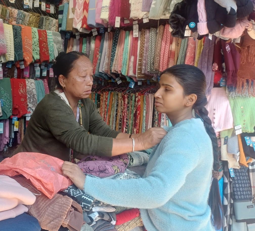 छावनी स्थित गांधी मार्केट के पास लगाई गई  लहासा तिब्बतन रेफ्युजी मार्केट। संवाद