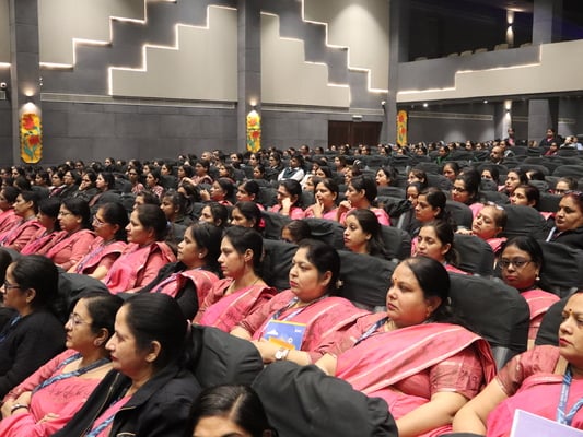 एसडी विद्या मंदिर हुडा में आयोजित जागरूकता कार्यक्रम के दौरान मंच पर उपस्थित मुख्य वक्ता और  प