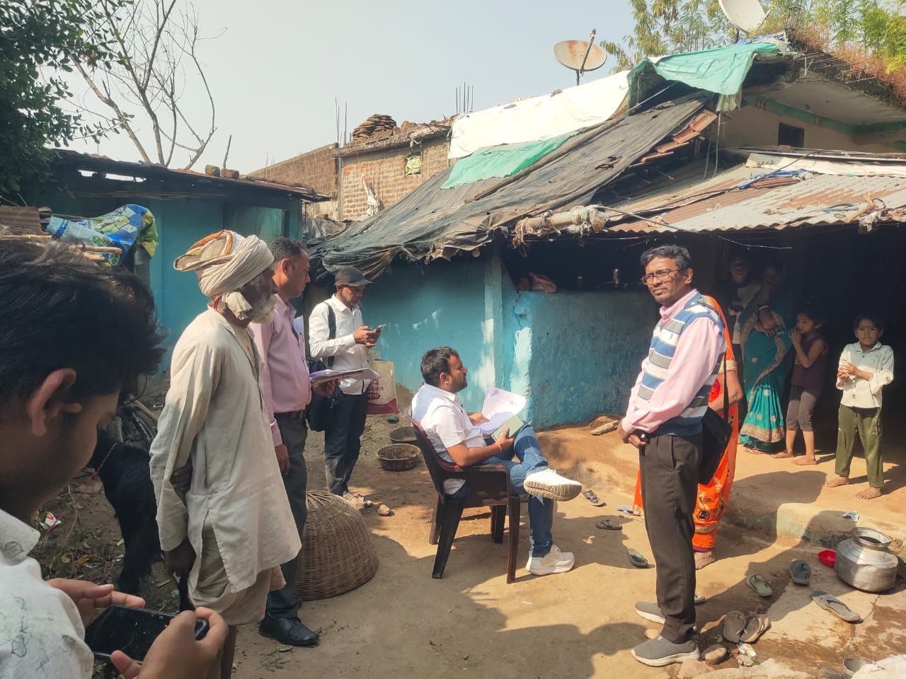 एसडीएम तहसील डर राजस्व विभाग के अधिकारी गांव-गांव मोहल्ले-मोहल्ले जाकर एसआईआर सर्वे का कर रहे न