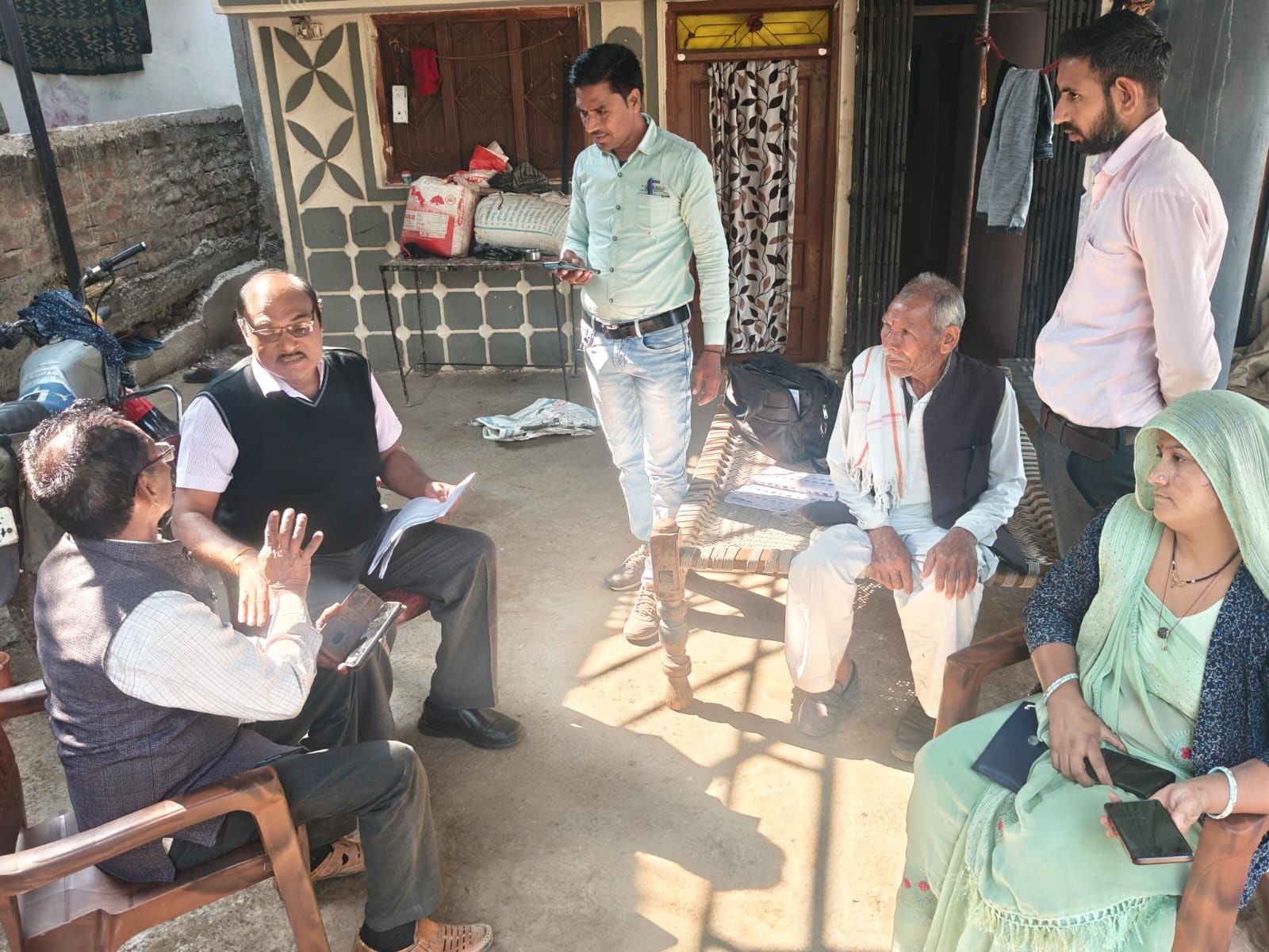 एसडीएम तहसील डर राजस्व विभाग के अधिकारी गांव-गांव मोहल्ले-मोहल्ले जाकर एसआईआर सर्वे का कर रहे न