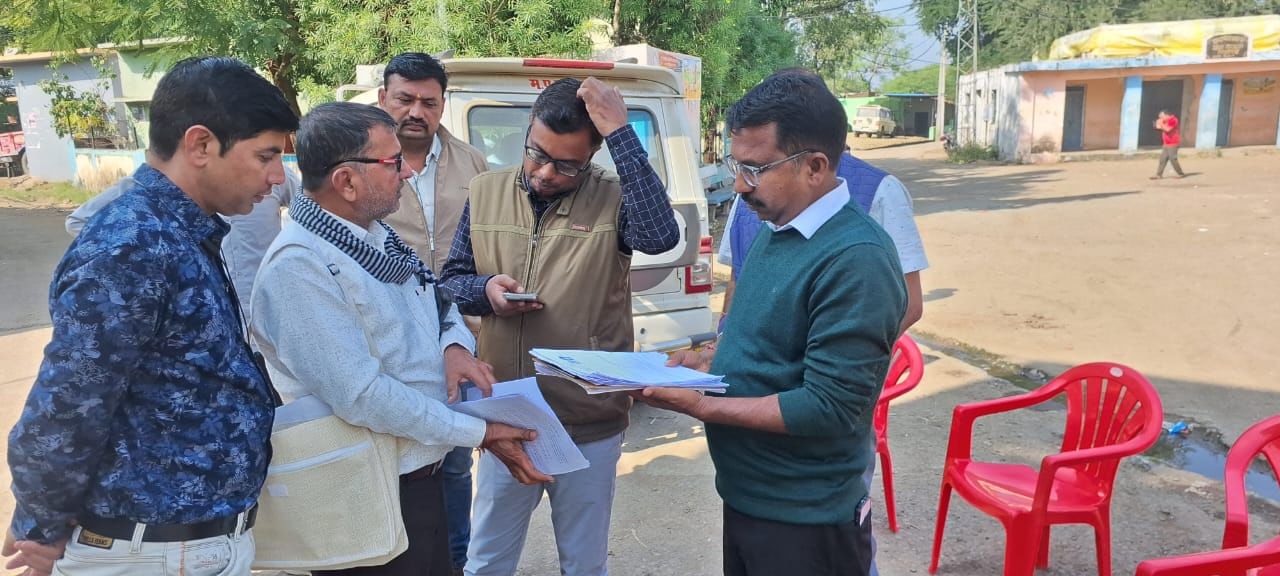 एसडीएम तहसील डर राजस्व विभाग के अधिकारी गांव-गांव मोहल्ले-मोहल्ले जाकर एसआईआर सर्वे का कर रहे न
