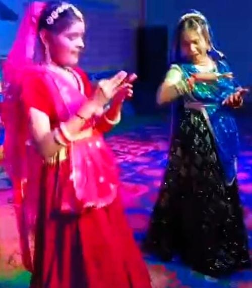 फोटो 15 एमएएचपी 18 परिचय-भजन संध्या में राधा-कृष्ण के गीत पर सामूहिक प्रस्तुति देतीं कलाकार। सं फोटो 15 एमएएचपी 18 परिचय-भजन संध्या में राधा-कृष्ण के गीत पर सामूहिक प्रस्तुति देतीं कलाकार। सं